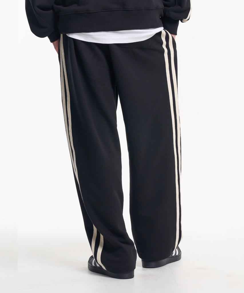 MOO [Fleece/Non-Fleece] Sporty Embroidered Single-Pleat Balloon Wide Track Pants - Black