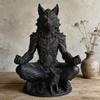 3D-печатная готическая статуэтка медитирующего оборотня, скульптура Зен-Зверя-Воина на круглой подставке, матово-черный фэнтезийный декор для стола, уникальный подарок для Волка