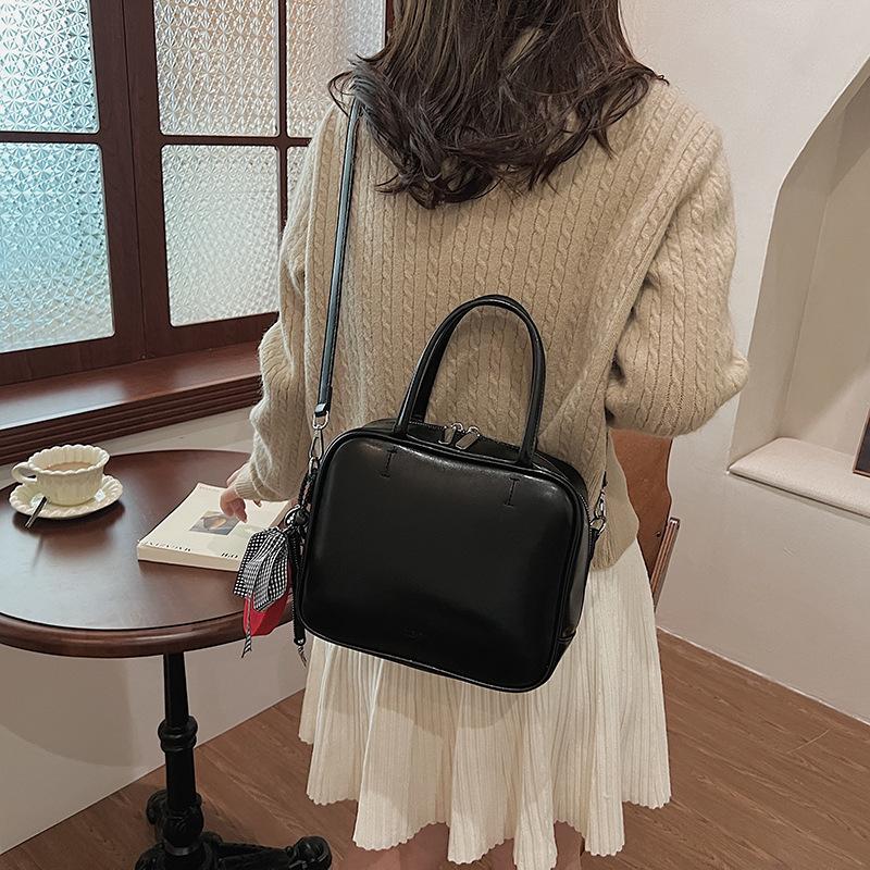 Autumn and Winter New Retro Pillow Bag Women's 2025 Casual Versatile Handbag Personalized Shoulder Messenger Bag Versatile Bag