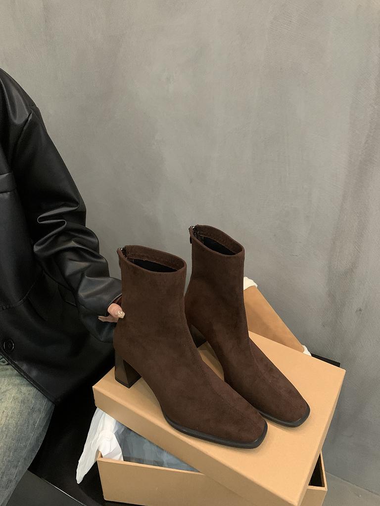 Женские короткие сапоги на высоком каблуке 2025 новая осень и зима французские ретро замшевые толстокаблучные тонкие сапоги в иностранном стиле корейские маленькие ботильоны