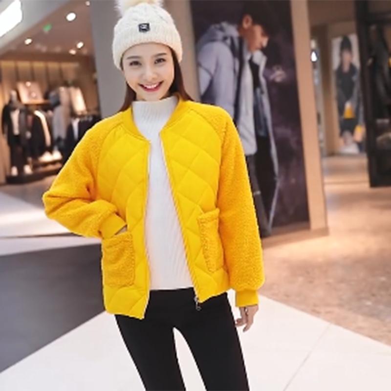 Женская стёганая куртка с флисовыми рукавами и накладными карманами