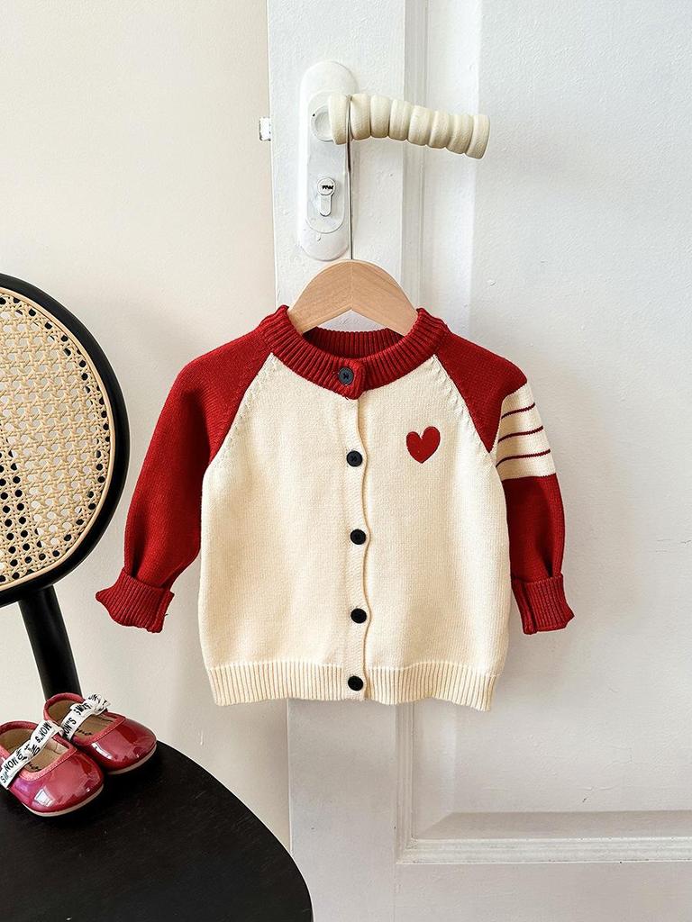 Вязаный кардиган для всей семьи осень 2025 г.: Контрастные цветные полосы и дизайн с любовью для трио родителей и детей