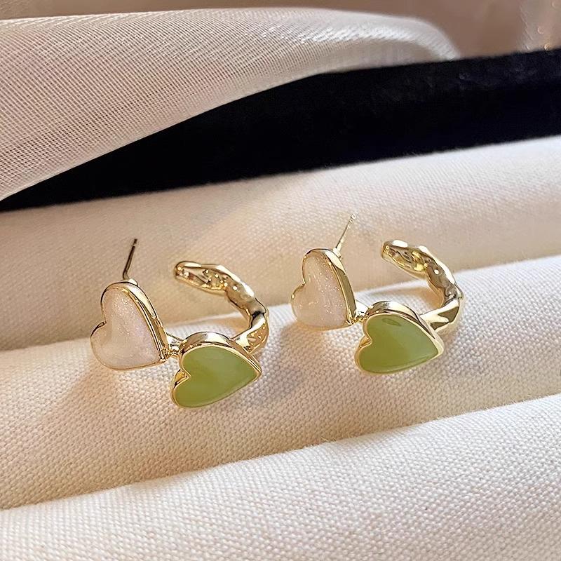 Женские серьги-пусеты в форме свежего зеленого сердца - Простой, трендовый дизайн для универсальных модных аксессуаров