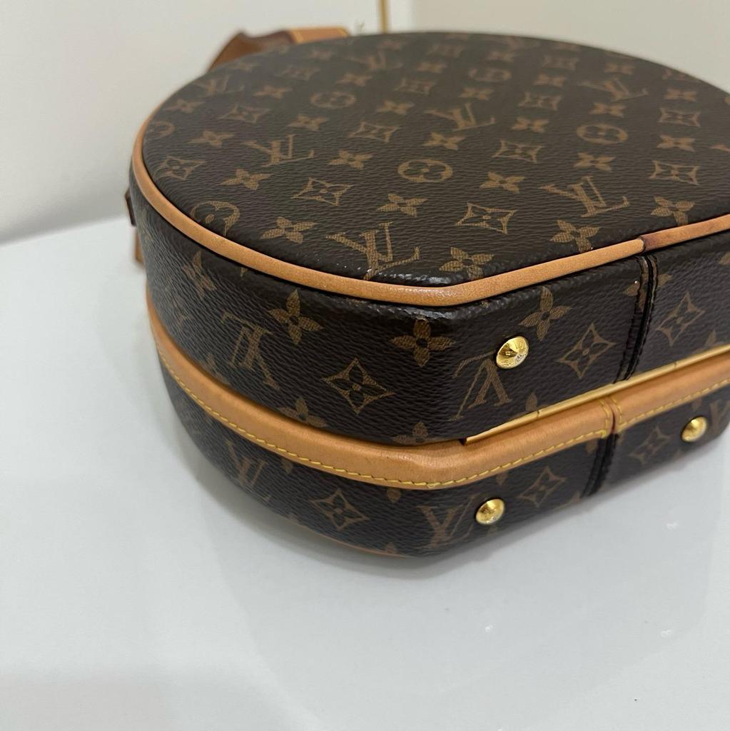 [Б/У] Маленькая Шляпная Коробка Monogram Canvas Кожаная Сумка на Плечо Средняя - Очень Хорошее Состояние #1UZ9J9S