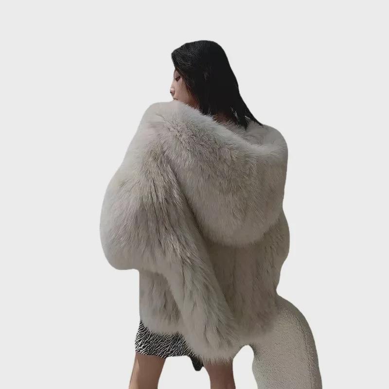 Женское пальто средней длины с капюшоном из искусственного меха лисы — корейский уличный стиль осень/зима 2025 года.