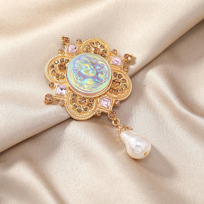 Female Fashion Vintage White Pearl Crystal Flower Brooches For Women Luxury Gold Color Stone Alloy Plant Brooch Safety Pins