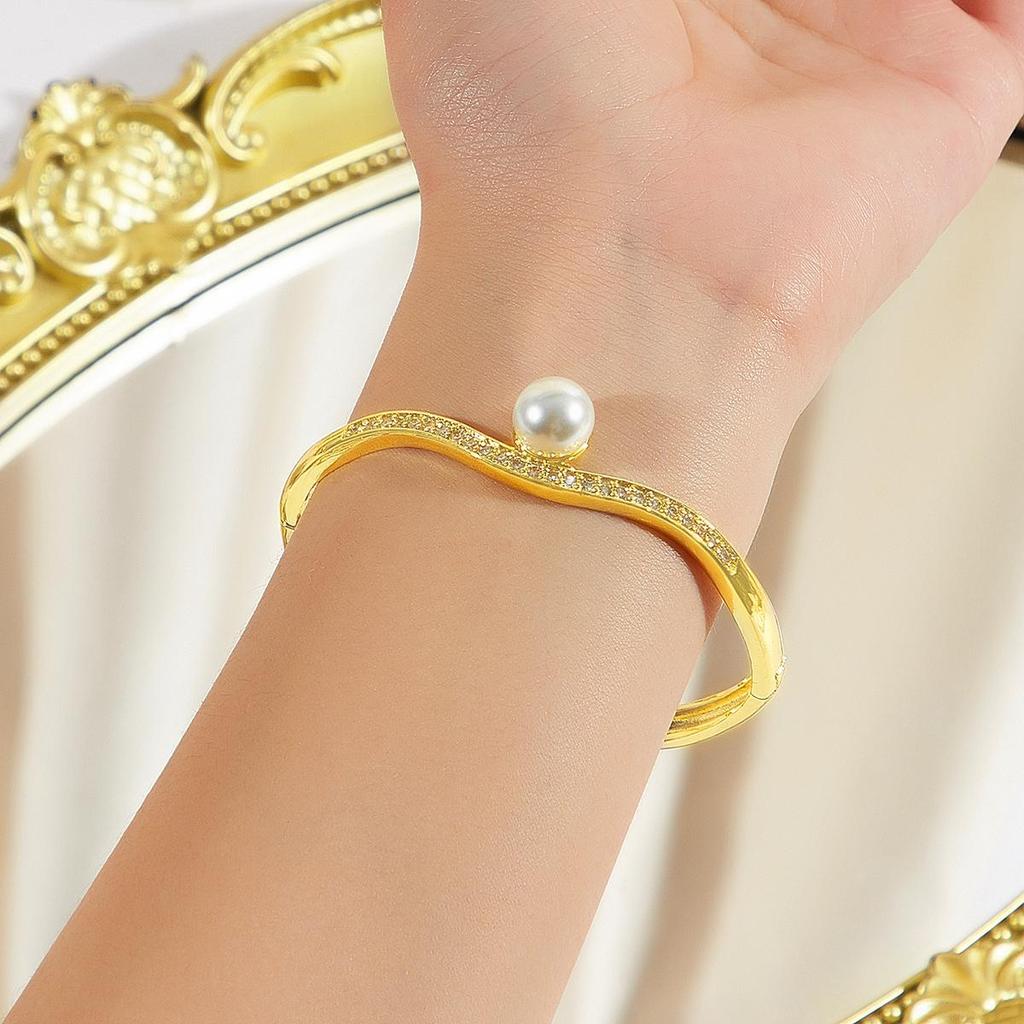 CMM Разнообразие выбора ювелирных изделий Искусственный жемчуг Золотые браслеты из циркония Браслет с подвесками Банкетные вечеринки Свадебные украшения Аксессуары для женщин