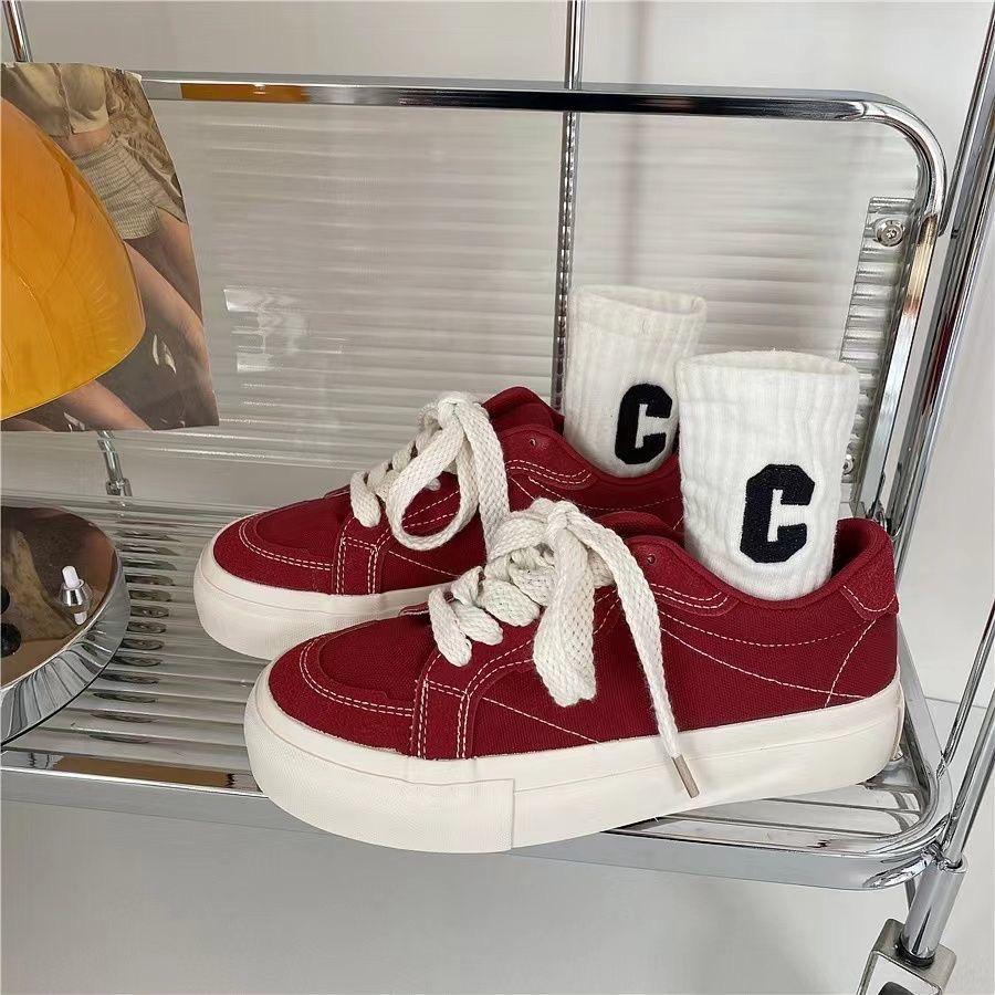 Женская обувь на платформе. Стильные и удобные красные однотонные замшевые кроссовки на плоской подошве. Обувь для прогулок и бега на шнуровке.