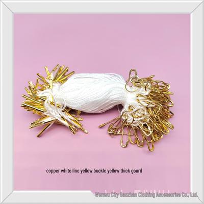 Веревка для подвешивания одежды с булавками, нитками и пряжками