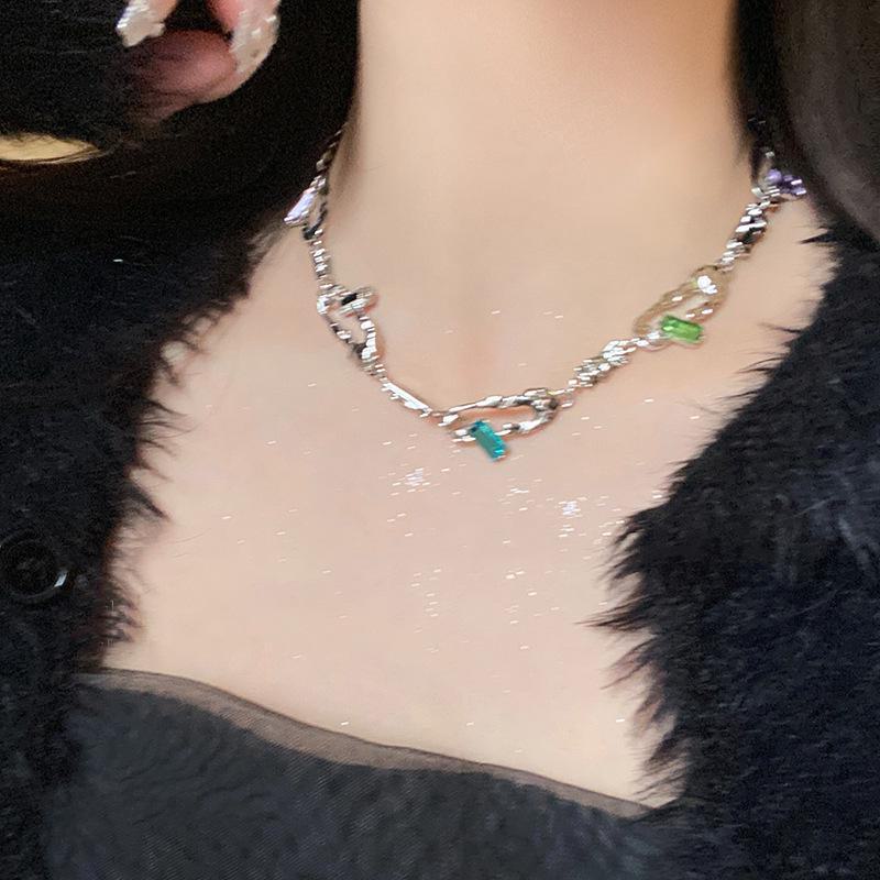 Chic Sweet & Cool Statement Necklace for Women: Trendy Clavicle & Sweater Chain Design for Autumn/Winter Fashion