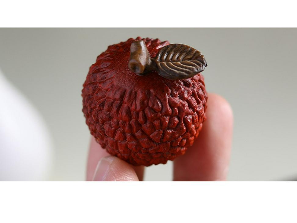 Фиолетовый сандал личи вэньвань ручная игрушка: Изделие из агарового дерева для офисного чайного столика.