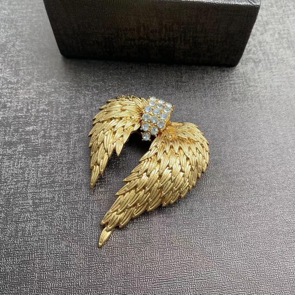 Elegant Gold-Plated Vintage Wing Brooch: Retro 3D Design for Suits and Coats