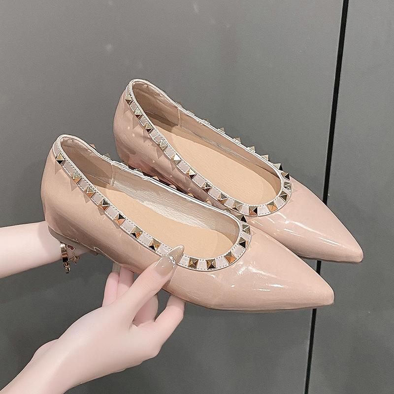 Остроносые туфли-лодочки на плоской подошве с заклепками, увеличивающие рост изнутри, с неглубоким вырезом, из мягкой лакированной кожи, темпераментные, сочетающиеся, туфли-лодочки, увеличивающие рост изнутри, женские