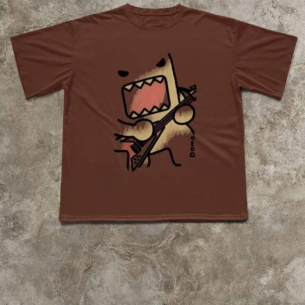 Ретро Y2K DOMO играет на гитаре Графическая Унисекс Футболка Подарок для Фаната S5XL Унисекс Футболка