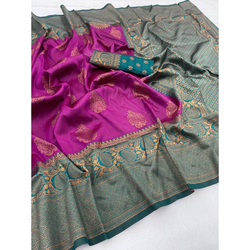 Шелковое сари из магазина АЛМААРИ украшено красивой вышивкой Зари в виде традиционных мотивов.