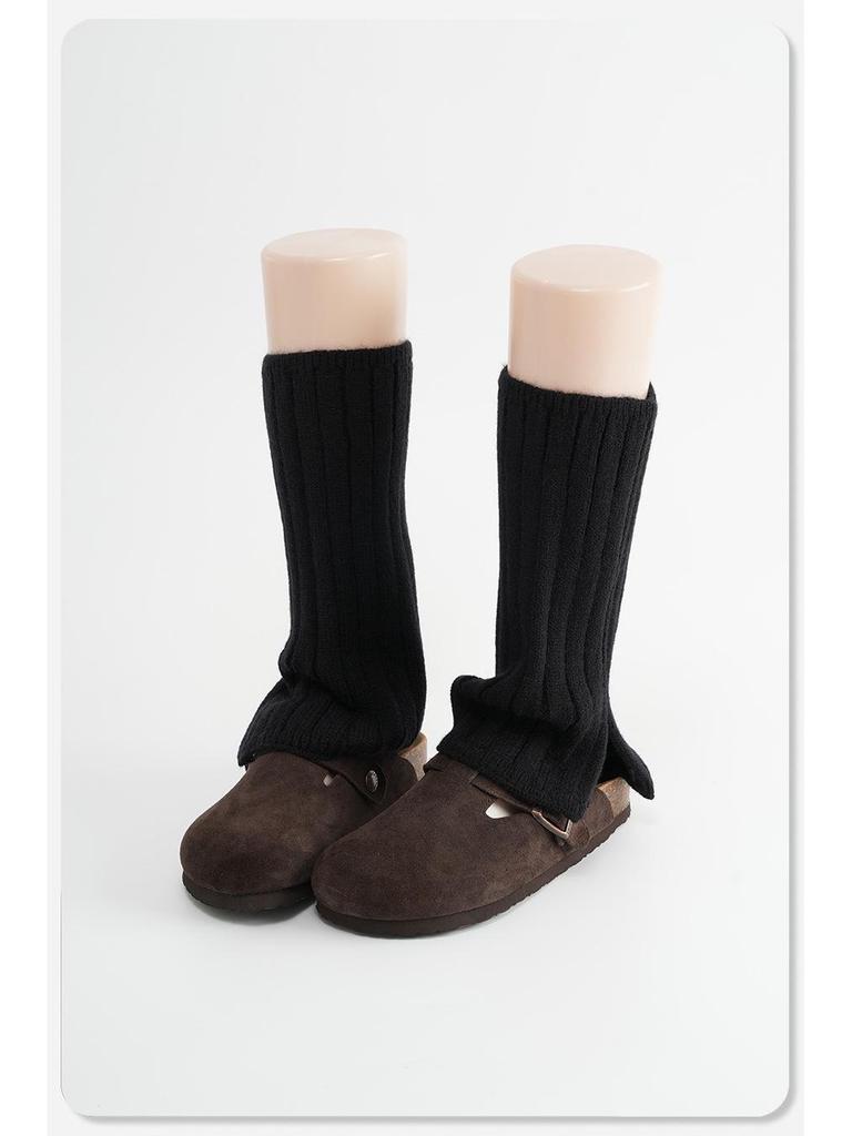 Серые вязаные носки с разрезом - толстые ребристые полосы, длина до икры, уютный осенне-зимний стиль, свободный крой, модные ворсистые носки