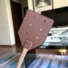 1 шт. Сверхпрочная кожаная мухобойка Коричневая кожа с длинной ручкой из бука для использования в помещении и на улице