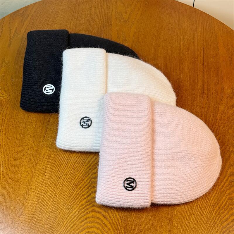 Новый логотип в виде буквы M Шапка-бини из кроличьего меха Женская Осенне-зимняя Корейская версия Универсальная Утепленная Теплая шапка Защита ушей Вязаная шапка из кроличьего меха