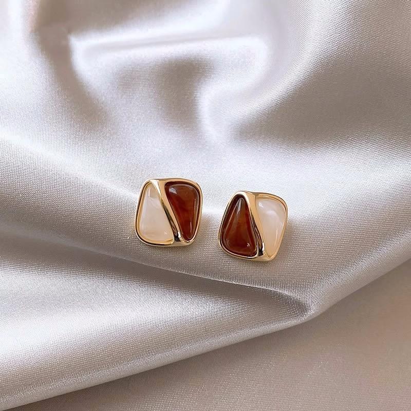 Elegant and sophisticated earrings for women, vintage niche design pearl studs, popular online trend ear accessories