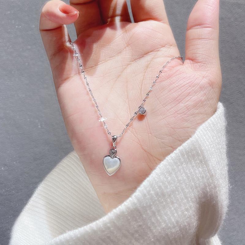 Серебряная цепочка на ключицы S925 с кулоном в виде сердца из белого перламутра - Элегантное и универсальное украшение для женщин с нишевым дизайном