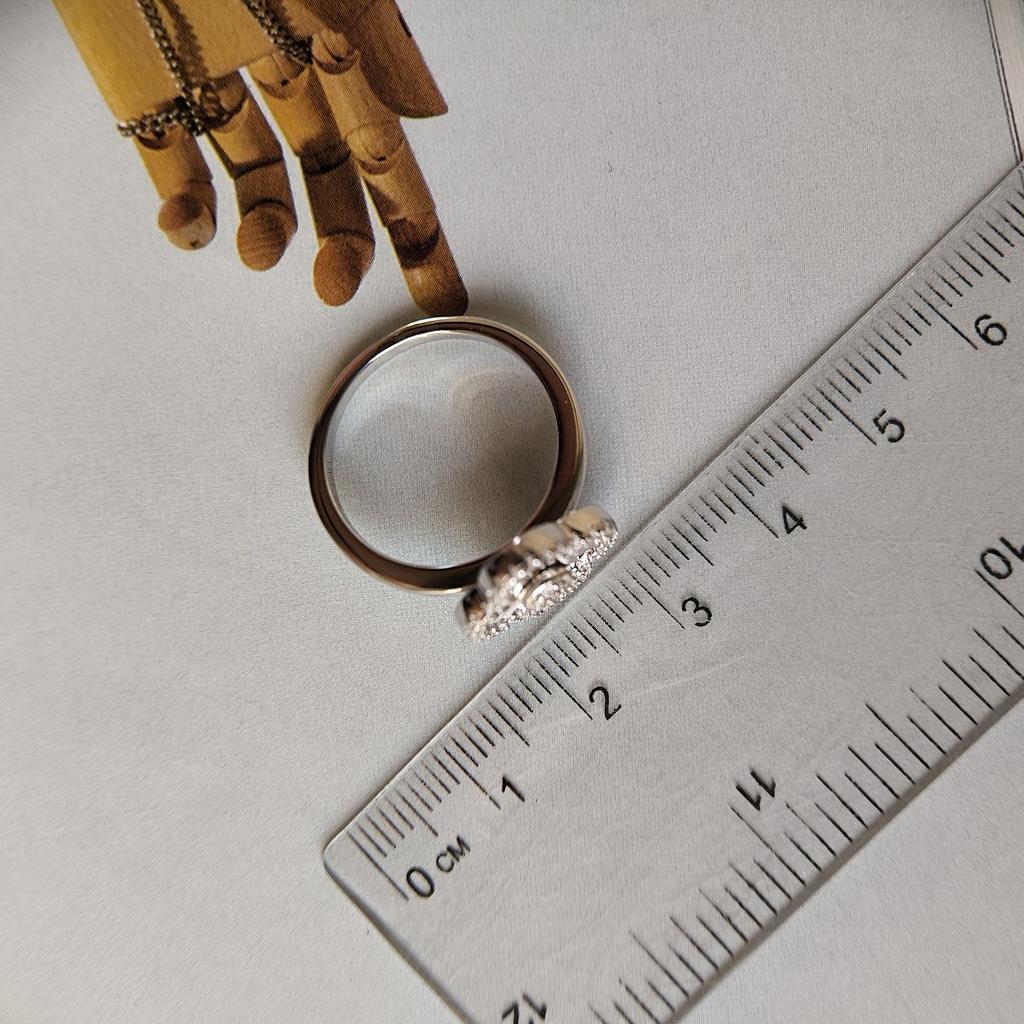 Серебряное кольцо с фианитами, вес изделия 4,94 гр (2182610)