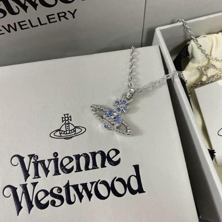 Ожерелье «Сатурн» с бриллиантами и деталями-заклепками, с плоской цепочкой-рельефом для ключицы