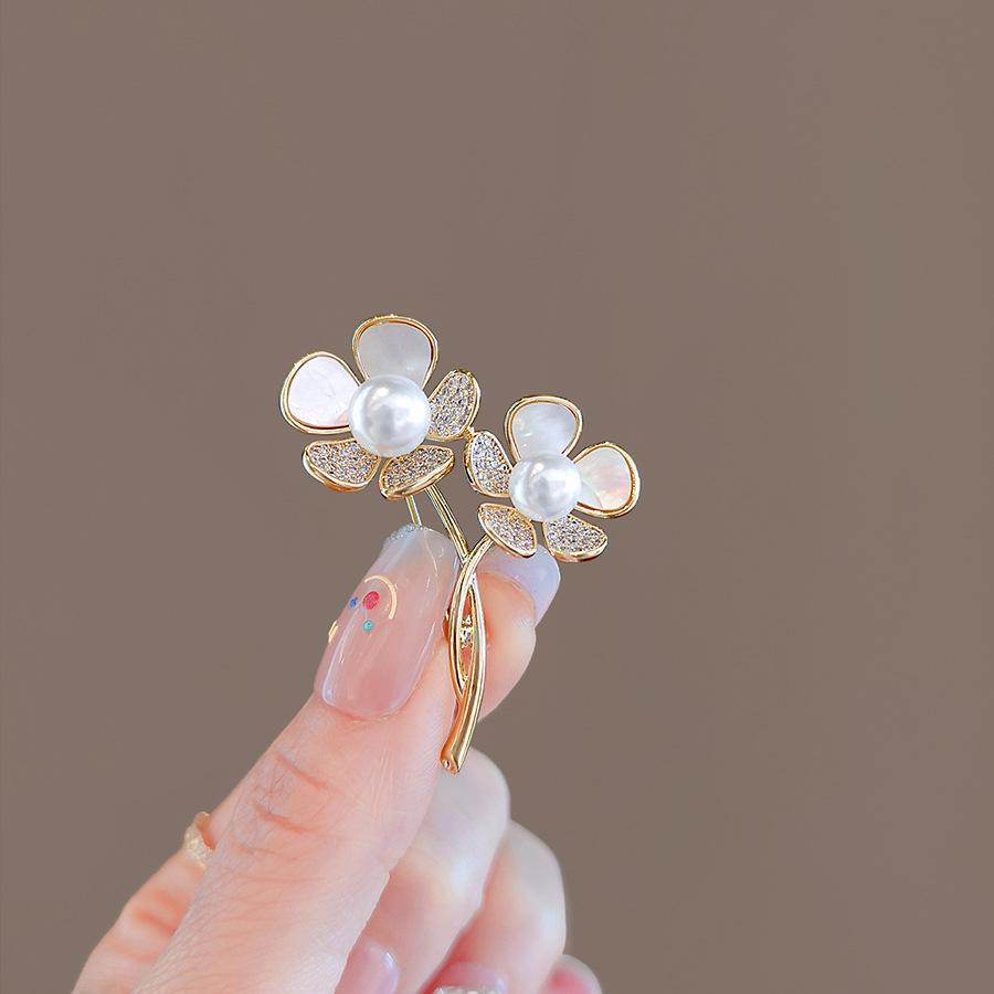 Pearl Flower Brooch Women'S Design Sense Niche Suit Corsage Autumn And Winter Rhinestone Coat Accessories Neckline Pin
