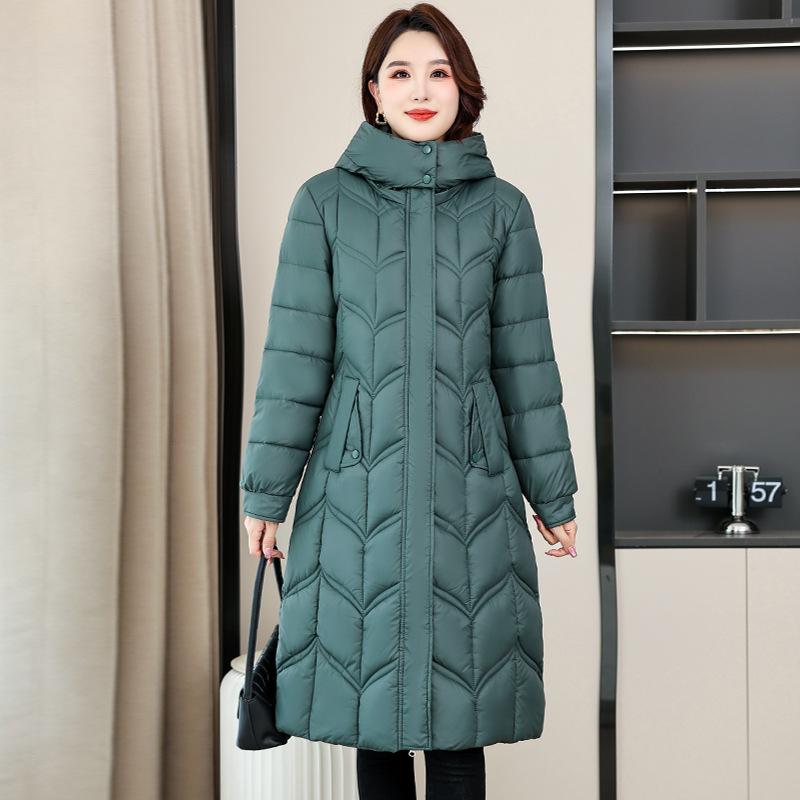 Одежда средней и большой длины. Зимняя съемная шапка. Куртка облегающего кроя для мам среднего возраста.