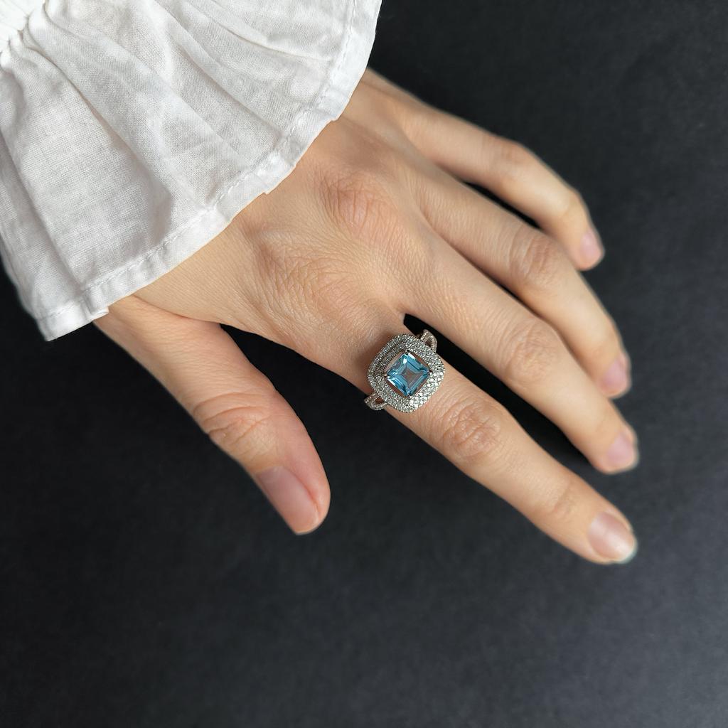 Серебряное кольцо с натуральным топазом 3.289ct, фианитами, вес изделия 4,76 гр (2207207)