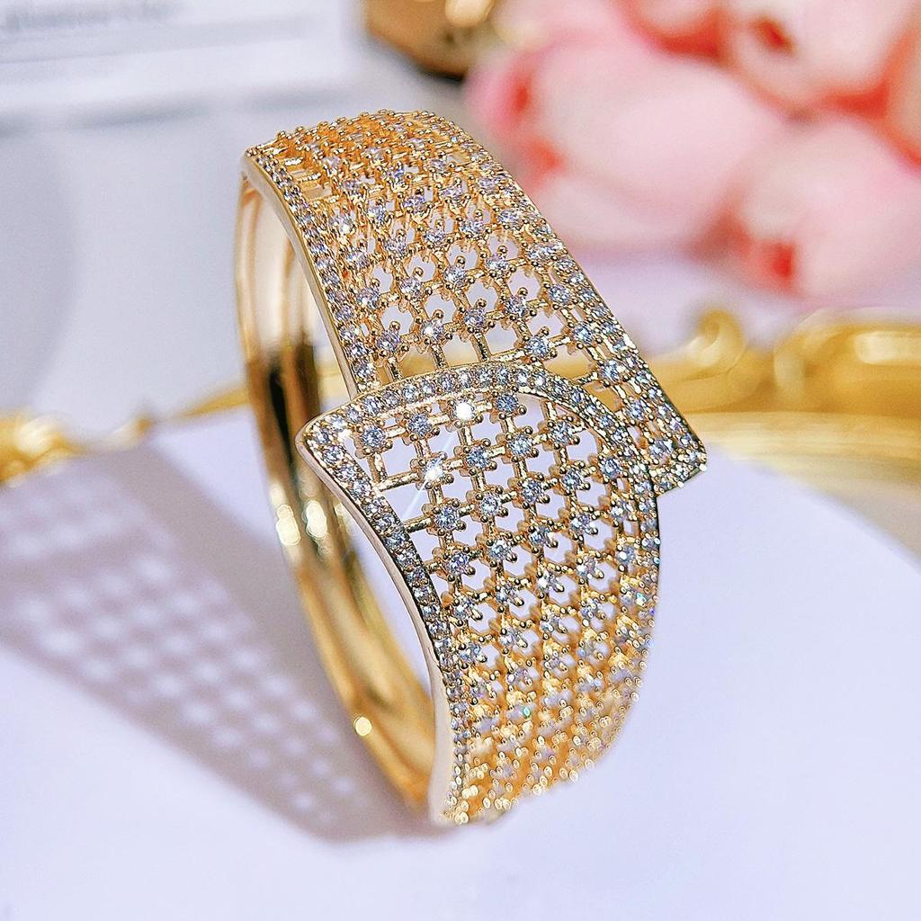 CMM Dubai Golden Retro Emerald Color Zirconia Hollow Large Wide Bangle Bracelet Womens Party Aristractic Hand Jewelry Accessories