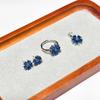 Gessen Jewelry Элегантный набор серег-гвоздиков, кольца и кулона с синими лепестками цветов для женщин.