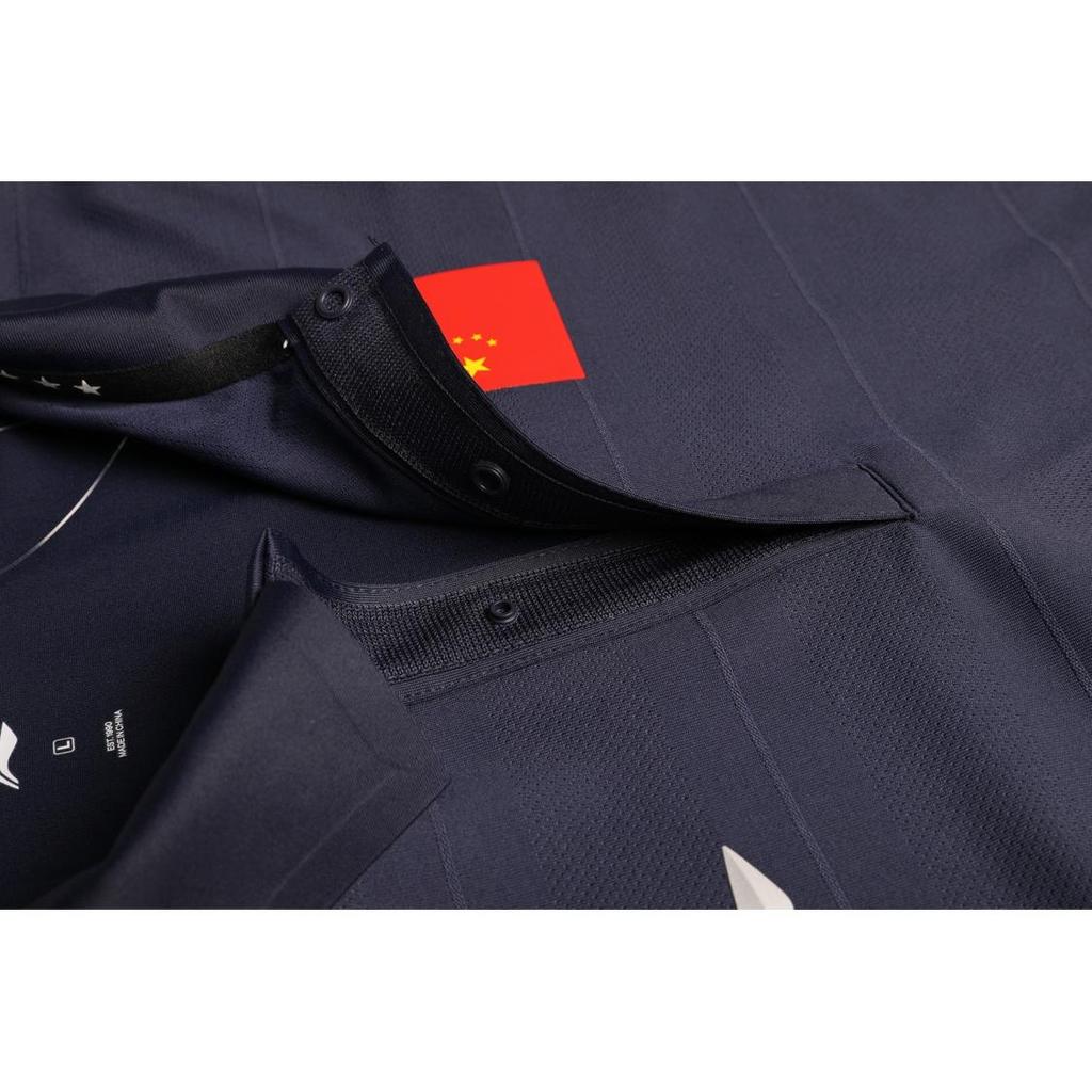 Li-Ning Мужская рубашка поло с коротким рукавом и принтом в виде национального флага и букв синего цвета APLS231-1