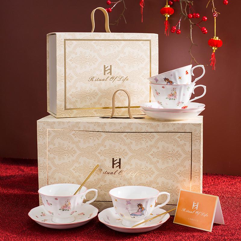 Кофейная чашка Алиса: Женский подарок на Новый год, День рождения, Свадьбу, Новоселье или для послеполуденного чая