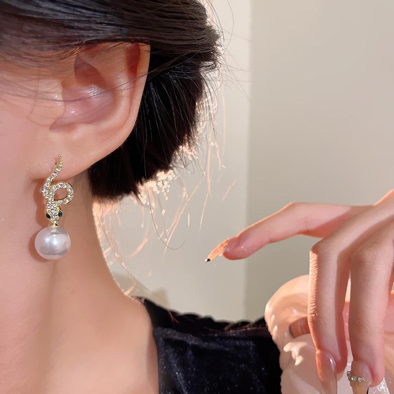 Легкие роскошные усовершенствованные ощущения супер сверкающие серьги в форме змеи с имитацией жемчуга для женщин