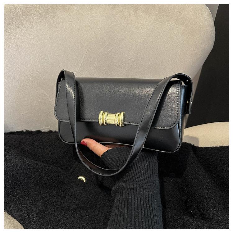 Темпераментная модная ретро 2025 новая текстура повседневная однотонная простая новая осенняя на плечо подмышечная маленькая квадратная сумка