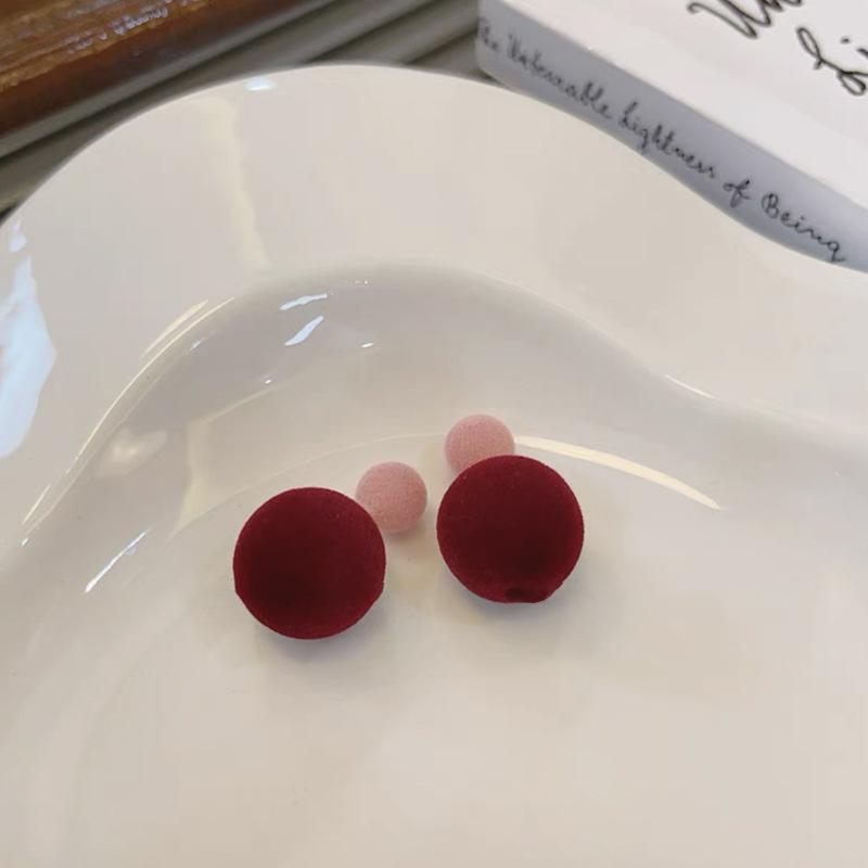 Милые и милые плюшевые разноцветные серьги-гвоздики с уникальным дизайном