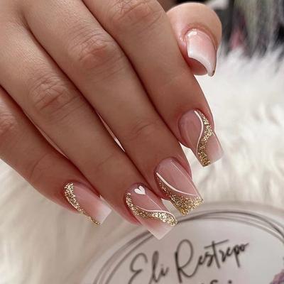 Ретро цветочный арт с фрагментами золотой фольги и пленительный.