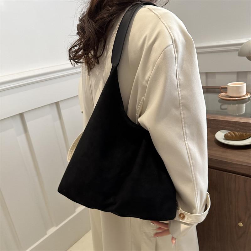 Elegant Large Capacity Nylon Shoulder Bag For Women With Trendy Street Style And Magnetic Closure
