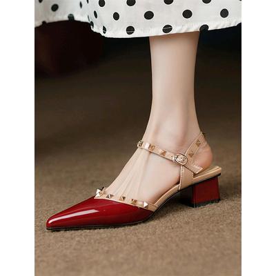 Весна и лето новые сандалии на толстом каблуке с закрытым носком, женские туфли из лакированной кожи с острым носком и заклепками, с мелким вырезом