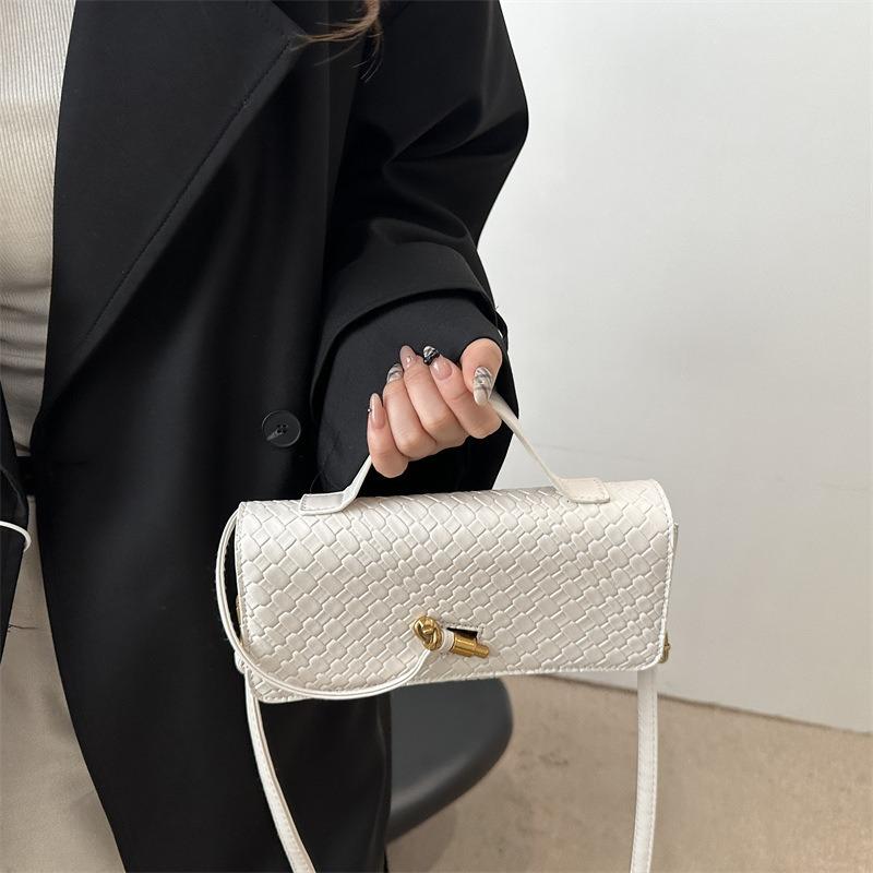 Spring and Summer New Woven Soft Leather Dinner Bag Medieval Baguette Bag Organ Bag Horizontal Portable Messenger Bag Women