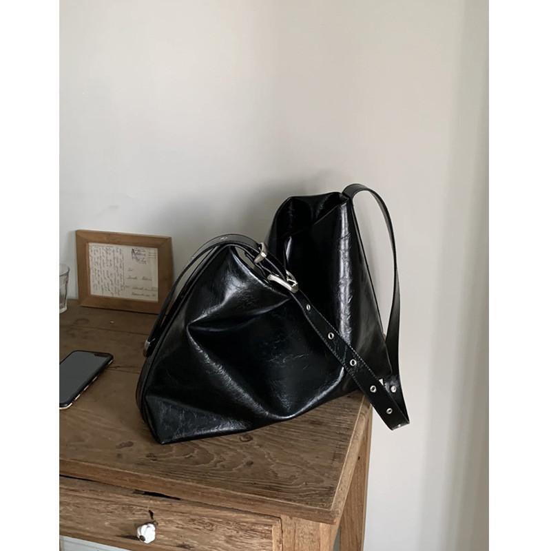 IELGY Korean Version of Soft Leather Commuter Shoulder Bag, Black Fashion Versatile Large-capacity Tote Bag, Messenger Bucket Bag