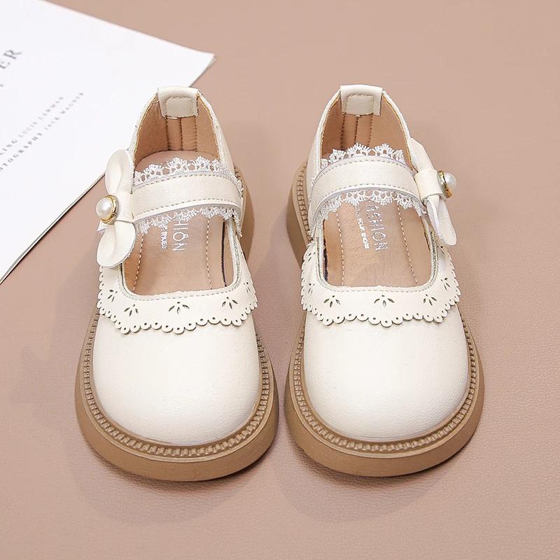 2024 Детские кожаные туфли для девочек, осенние новые модные корейские туфли с мягкой подошвой, нескользящие, универсальные, французские шикарные кружевные туфли на плоской подошве