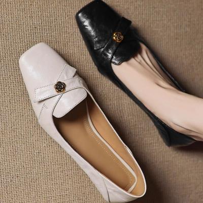 Пара ретро-туфель с неглубоким вырезом, женские туфли-лодочки