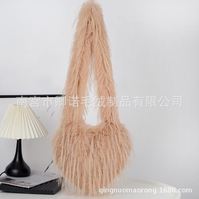 New Fringed Heart-shaped Fluff Bag Spice Girl Wind Heart-shaped Turkey Feather Messenger Bag Large-capacity Plush Shoulder Bag