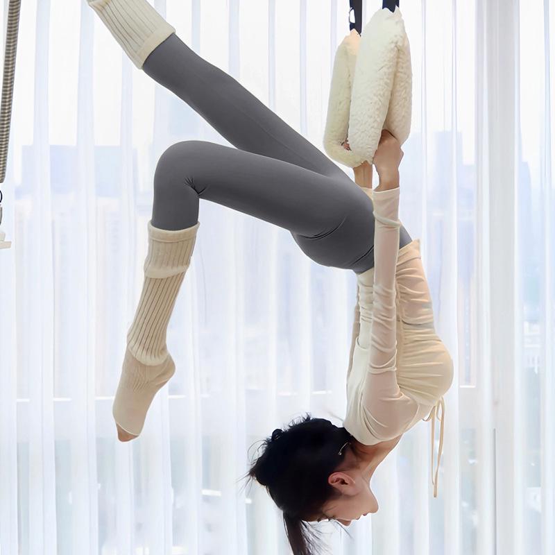 Элегантный женский комплект для йоги: Высококачественная спортивная одежда для пилатеса на открытом воздухе со встроенными подушечками для бюстгальтера.