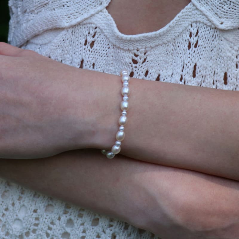 Less is more oval pearl bracelet