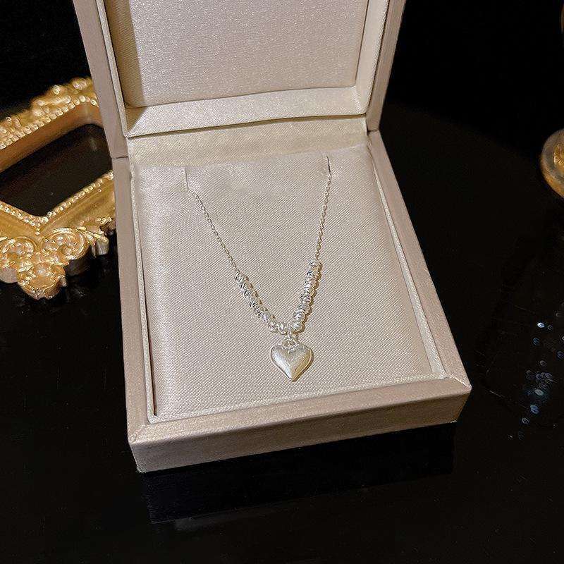 Butterfly Pearl Necklace for Women: High-End Titanium Steel Clavicle Chain Inspired by Internet Trends.