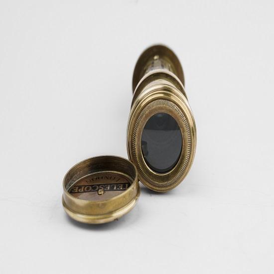 Функциональный телескоп Латунная конструкция Стеклянная оптика и высокое увеличение Камуфляжная отделка Длина 45,72 см в кожаной сумке