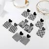 Акриловые серьги с цветком любви, квадратные серьги неправильной формы с геометрической сеткой, черно-белые серьги с персиковым сердцем в тон