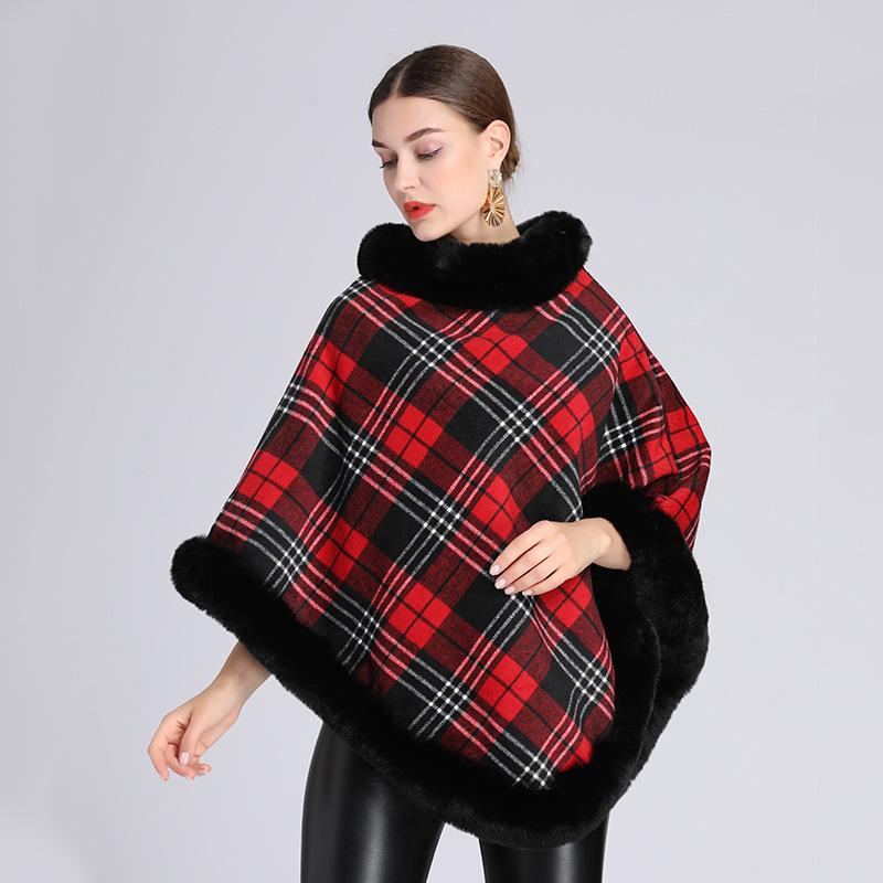 Осенне-зимняя вязаная накидка в клетку с меховым воротником